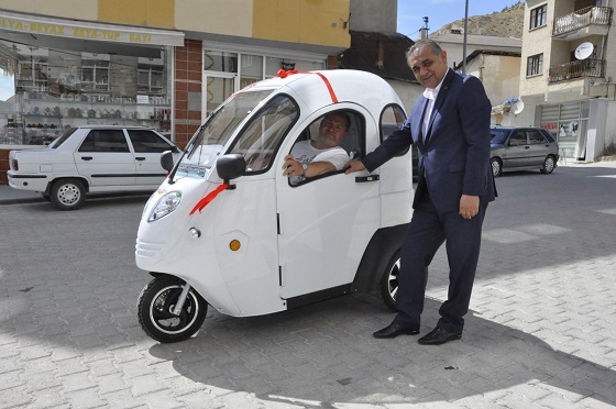 GÜRÜN’DE İHTİYAÇ SAHİBİ VATANDAŞA ELEKTRİKLİ MOTOR HEDİYE EDİLDİ