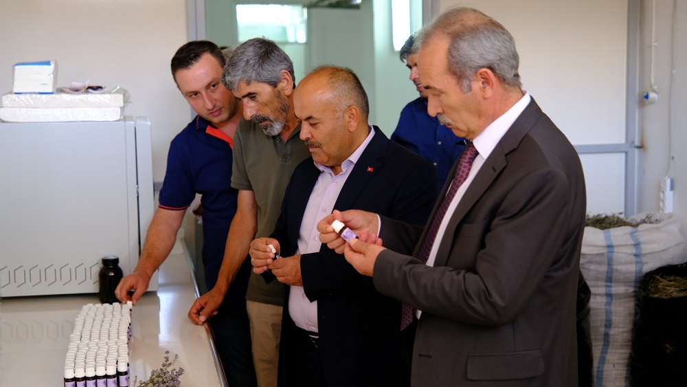 SCÜ bünyesinde kurulan Uçucu Yağ Üretim Laboratuvarı üretime başladı.