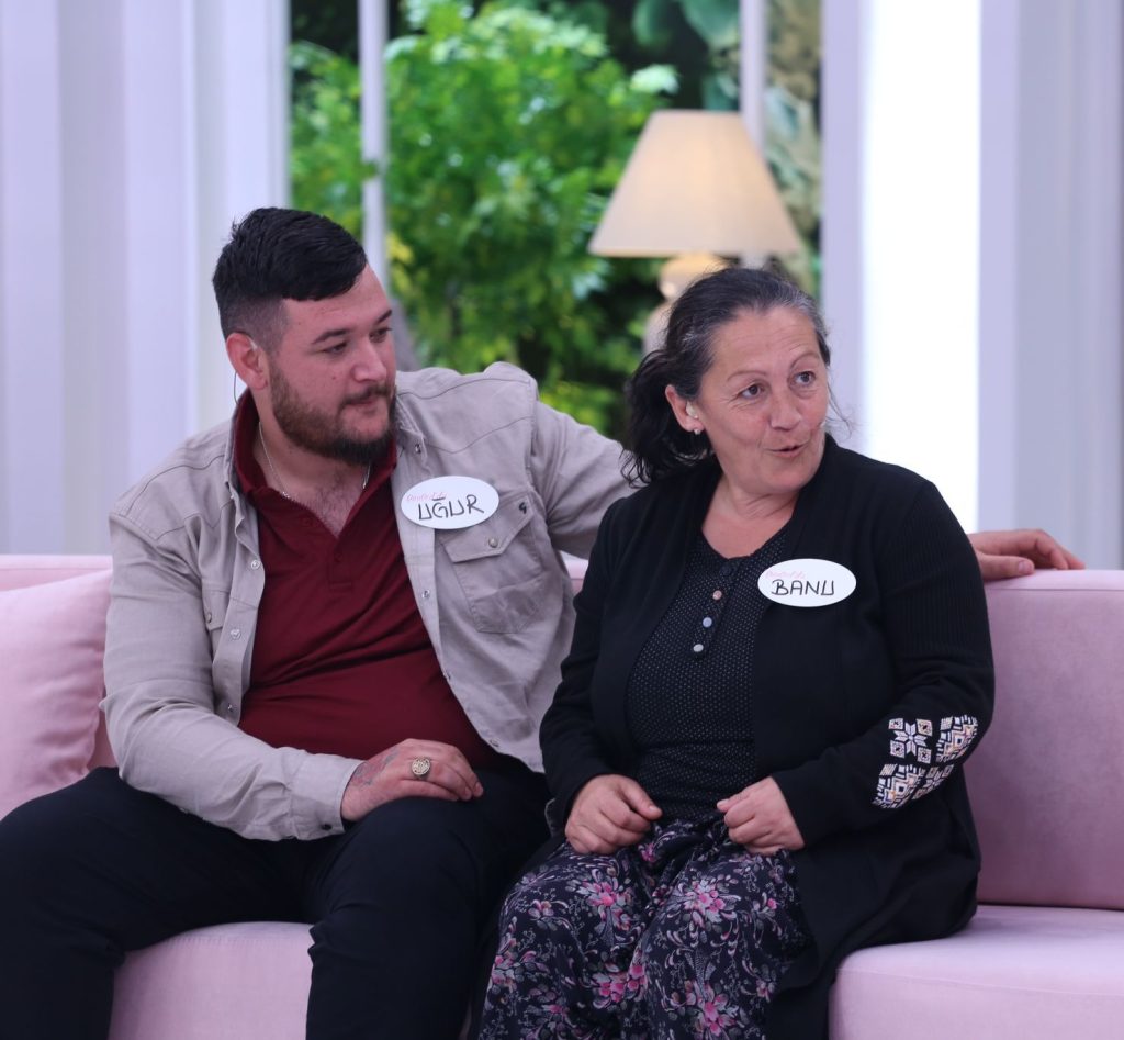HİÇ GÖRMEDİĞİ ANNESİNE ESRA EROL KAVUŞTURDU