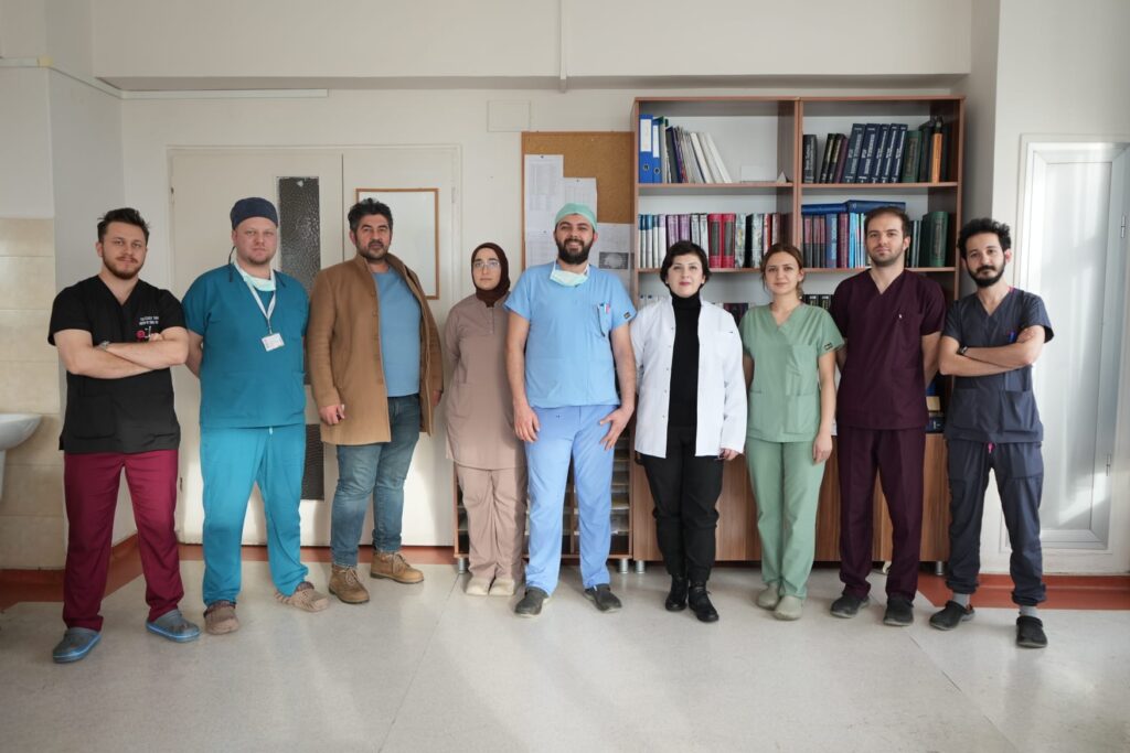 Doç. Dr. Burçak Söylemez ve ekibinden  ilk kez gerçekleştirilen önemli bir cerrahi operasyon