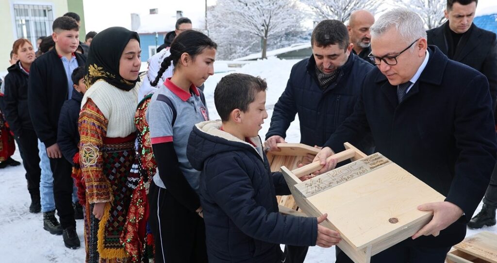 Öğrencilere Tahta Kızak Hediye Edildi