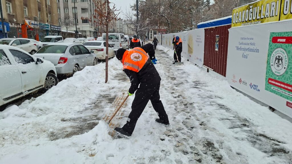 Sivas Belediyesi kar ile mücadelede tam not aldı