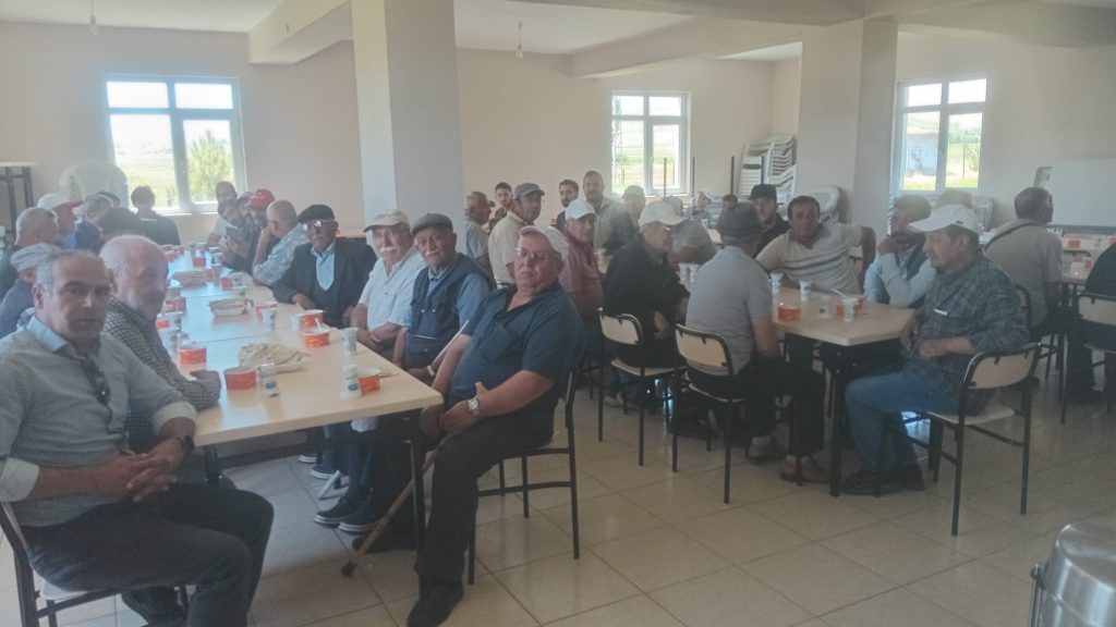 DÜZOVA KÖYÜ’NDE KURBANLAR KESİLDİ, AŞURELER KAZANLARDA PİŞİRİLDİ.
